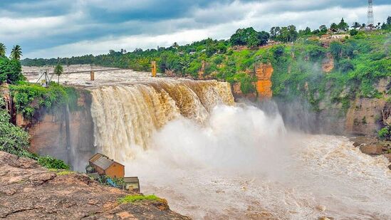 ಬೆಳಗಾವಿ ಜಿಲ್ಲೆಯ ಗೋಕಾಕ ಜಲಪಾತವನ್ನು ಪ್ರೇಕ್ಷಣೀಯ ಸ್ಥಳವಾಗಿ ಅಭಿವೃದ್ಧಿ ಪಡಿಸಲು ಒತ್ತು.