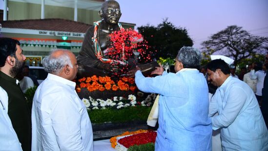 ಹಾವೇರಿ ನಗರದ ರೈಲು ನಿಲ್ದಾಣದ ಎದುರಿನ ಹಳೆಯ ಧರ್ಮಶಾಲಾ ಆವರಣದಲ್ಲಿ ವಾರ್ತಾ ಮತ್ತು ಸಾರ್ವಜನಿಕ ಸಂಪರ್ಕ ಇಲಾಖೆಯು ನಿರ್ಮಿಸಿರುವ ಗಾಂಧಿ ಭವನವನ್ನು ಮುಖ್ಯಮಂತ್ರಿ ಸಿದ್ದರಾಮಯ್ಯ &nbsp;ಉದ್ಘಾಟಿಸಿದರು.