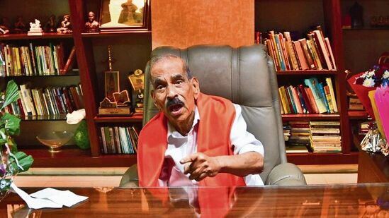 ಮಹಾರಾಷ್ಟ್ರದ ಮಾಜಿ ಮುಖ್ಯಮಂತ್ರಿ ಮನೋಹರ್ ಜೋಶಿ ಇಂದು (ಫೆ.23) ಮುಂಜಾನೆ ನಿಧನರಾದರು. ಪ್ರಧಾನಿ ಮೋದಿ ಸೇರಿಹಲವು ಗಣ್ಯರ ಸಂತಾಪ ವ್ಯಕ್ತವಾಗಿದೆ. (ಕಡತ ಚಿತ್ರ) ಮಹಾರಾಷ್ಟ್ರದ ಮಾಜಿ ಮುಖ್ಯಮಂತ್ರಿ ಮನೋಹರ್ ಜೋಶಿ ಇಂದು (ಫೆ.23) ಮುಂಜಾನೆ ನಿಧನರಾದರು. ಪ್ರಧಾನಿ ಮೋದಿ ಸೇರಿಹಲವು ಗಣ್ಯರ ಸಂತಾಪ ವ್ಯಕ್ತವಾಗಿದೆ. (ಕಡತ ಚಿತ್ರ)