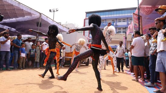 ಕರಾವಳಿಯ ಹೆಮ್ಮೆಯ ಕಲೆ ಹುಲಿ ವೇಷ ಕುಣಿತವು ನೆರೆದವರನ್ನೂ ಕುಣಿಯುವಂತೆ ಮಾಡಿತ್ತು. ವೇಷಧಾರಿಗಳು ಮಾತ್ರವಲ್ಲದೇ ಕಾರ್ಯಕ್ರಮದಲ್ಲಿ ಸೇರಿದ್ದವರು ಅವರೊಂದಿಗೆ ಹೆಜ್ಜೆ ಹಾಕಿ ಖುಷಿಪಟ್ಟರು. ಮಕ್ಕಳು ಕೂಡ ಹುಲಿ ಕುಣಿತಕ್ಕೆ ಹೆಜ್ಜೆ ಹಾಕಿದ್ದು ಕಂಡು ಬಂದಿತು.&nbsp;