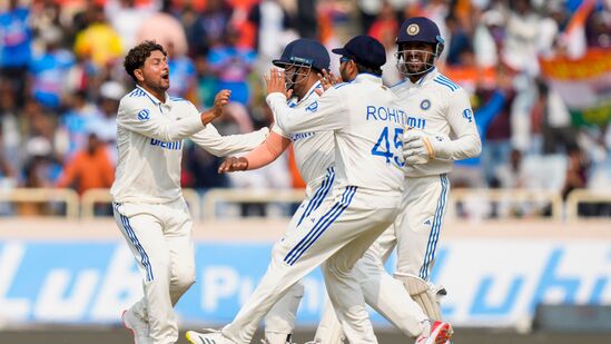 ವಿಶ್ವ ಟೆಸ್ಟ್ ಚಾಂಪಿಯನ್‌ಶಿಪ್ ಅಂಕಪಟ್ಟಿಯಲ್ಲಿ ನ್ಯೂಜಿಲ್ಯಾಂಡ್‌ ತಂಡವು ಅಗ್ರಸ್ಥಾನವನ್ನು ಉಳಿಸಿಕೊಂಡಿದೆ. ತಂಡದ ಶೇಕಡಾವಾರು ಅಂಕ 75.00 ಆಗಿದ್ದು, ಆಡಿದ ನಾಲ್ಕು ಪಂದ್ಯಗಳಲ್ಲಿ ಕಿವೀಸ್ ಮೂರನ್ನು ಗೆದ್ದಿದೆ. ಒಂದು ಪಂದ್ಯವನ್ನು ಸೋತಿದೆ. ಅತ್ತ ಮೂರನೇ ಸ್ಥಾನದಲ್ಲಿರುವ ಆಸ್ಟ್ರೇಲಿಯಾ ಆಡಿರುವ 10 ಪಂದ್ಯಗಳಲ್ಲಿ 6ರಲ್ಲಿ ಗೆಲುವು ಸಾಧಿಸಿದೆ. ಕಾಂಗರೂಗಳ ಶೇಕಡಾವಾರು ಅಂಕಗಳು 55.00 ಆಗಿದೆ.