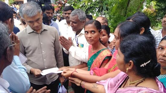 ಗ್ರಾಮ ಸಹಾಯಕರ ಮನವಿ ಸ್ವೀಕರಿಸಿದ್ದ ಸಚಿವ ಕೃಷ್ಣಬೈರೇಗೌಡ ಗ್ರಾಮ ಸಹಾಯಕರ ಮನವಿ ಸ್ವೀಕರಿಸಿದ್ದ ಸಚಿವ ಕೃಷ್ಣಬೈರೇಗೌಡ