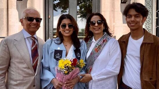 ಉದ್ಯಮಿ ಜೈ ಮೆಹ್ತಾ ಅವರನ್ನು ಮದುವೆಯಾದಾಗ ಜೂಹಿ ಚಾವ್ಲಾ ಸಿನಿರಂಗದಲ್ಲಿ ಜನಪ್ರಿಯ ನಟಿಯಾಗಿದ್ದರು. ಇವರಿಬ್ಬರ ಮದುವೆ ವಿಷ್ಯ ದೀರ್ಘಕಾಲ ರಹಸ್ಯವಾಗಿತ್ತು. 2001 ರಲ್ಲಿ ಮೊದಲ ಮಗು ಜನಿಸಿದ ಸಂದರ್ಭದಲ್ಲಿ ಇವರ ದಾಂಪತ್ಯ ವಿಷಯ ಬಹಿರಂಗವಾಯಿತು. ಜೂಹಿಗೆ ಅರ್ಜುನ್ ಎಂಬ ಪುತ್ರನೂ ಇದ್ದಾನೆ. ಉದ್ಯಮಿ ಜೈ ಮೆಹ್ತಾ ಅವರನ್ನು ಮದುವೆಯಾದಾಗ ಜೂಹಿ ಚಾವ್ಲಾ ಸಿನಿರಂಗದಲ್ಲಿ ಜನಪ್ರಿಯ ನಟಿಯಾಗಿದ್ದರು. ಇವರಿಬ್ಬರ ಮದುವೆ ವಿಷ್ಯ ದೀರ್ಘಕಾಲ ರಹಸ್ಯವಾಗಿತ್ತು. 2001 ರಲ್ಲಿ ಮೊದಲ ಮಗು ಜನಿಸಿದ ಸಂದರ್ಭದಲ್ಲಿ ಇವರ ದಾಂಪತ್ಯ ವಿಷಯ ಬಹಿರಂಗವಾಯಿತು. ಜೂಹಿಗೆ ಅರ್ಜುನ್ ಎಂಬ ಪುತ್ರನೂ ಇದ್ದಾನೆ. 