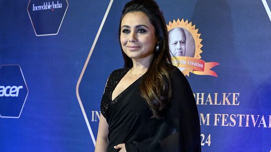 2015 ರಲ್ಲಿ ತನ್ನ ಮಗಳು ಆದಿರಾ ಜನಿಸಿದ ಬಳಿಕ ರಾಣಿ ಮುಖರ್ಜಿ ತನ್ನ ನಟನಾ ವೃತ್ತಿಜೀವನದಿಂದ ದೂರ ಉಳಿದರು. ಚಲನಚಿತ್ರ ನಿರ್ಮಾಪಕ ಆದಿತ್ಯ ಚೋಪ್ರಾರ ಪತ್ನಿ ಇವರು. ರಾಣಿ ಮುಖರ್ಜಿ ಮಗು ಹೊಂದುವ ಮೊದಲು ಸಾಹಸಮಯ ಮರ್ದಾನಿ ಸಿನಿಮಾದಲ್ಲಿ ಕಾಣಿಸಿಕೊಂಡರು. (ಫೈಲ್ ಫೋಟೋ/ ಎಎಫ್ಪಿ) 2015 ರಲ್ಲಿ ತನ್ನ ಮಗಳು ಆದಿರಾ ಜನಿಸಿದ ಬಳಿಕ ರಾಣಿ ಮುಖರ್ಜಿ ತನ್ನ ನಟನಾ ವೃತ್ತಿಜೀವನದಿಂದ ದೂರ ಉಳಿದರು. ಚಲನಚಿತ್ರ ನಿರ್ಮಾಪಕ ಆದಿತ್ಯ ಚೋಪ್ರಾರ ಪತ್ನಿ ಇವರು. ರಾಣಿ ಮುಖರ್ಜಿ ಮಗು ಹೊಂದುವ ಮೊದಲು ಸಾಹಸಮಯ ಮರ್ದಾನಿ ಸಿನಿಮಾದಲ್ಲಿ ಕಾಣಿಸಿಕೊಂಡರು. (ಫೈಲ್ ಫೋಟೋ/ ಎಎಫ್ಪಿ) 