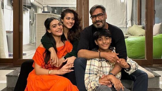 ಕಾಜೋಲ್ ಮತ್ತು ನಟ-ಪತಿ ಅಜಯ್ ದೇವಗನ್ ಅವರಿಗೆ ಇಬ್ಬರು ಮಕ್ಕಳಿದ್ದಾರೆ. ಮಗಳು ನೈಸಾ ಮತ್ತು ಮಗ ಯುಗ್ ಕೂಡ ಕಾಜೋಲ್ ಕರಿಯರ್ ಉತ್ತುಂಗದಲ್ಲಿರುವಾಗ ಜನಿಸಿದರು. ಕಾಜೋಲ್ ಮತ್ತು ಅಜಯ್ ಫೆಬ್ರವರಿ 24, 1999 ರಂದು ವಿವಾಹವಾದರು. 2003ರ ಏಪ್ರಿಲ್ ತಿಂಗಳಲ್ಲಿ ಕಾಜೋಲ್ ತಮ್ಮ ಮಗಳು ನೈಸಾಗೆ ಜನ್ಮ ನೀಡಿದರು. ಕಾಜೋಲ್ ಮತ್ತು ನಟ-ಪತಿ ಅಜಯ್ ದೇವಗನ್ ಅವರಿಗೆ ಇಬ್ಬರು ಮಕ್ಕಳಿದ್ದಾರೆ. ಮಗಳು ನೈಸಾ ಮತ್ತು ಮಗ ಯುಗ್ ಕೂಡ ಕಾಜೋಲ್ ಕರಿಯರ್ ಉತ್ತುಂಗದಲ್ಲಿರುವಾಗ ಜನಿಸಿದರು. ಕಾಜೋಲ್ ಮತ್ತು ಅಜಯ್ ಫೆಬ್ರವರಿ 24, 1999 ರಂದು ವಿವಾಹವಾದರು. 2003ರ ಏಪ್ರಿಲ್ ತಿಂಗಳಲ್ಲಿ ಕಾಜೋಲ್ ತಮ್ಮ ಮಗಳು ನೈಸಾಗೆ ಜನ್ಮ ನೀಡಿದರು. 