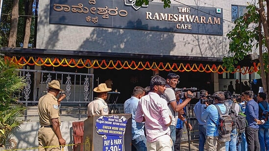 ಬೆಂಗಳೂರಿನ ಕುಂದಲಹಳ್ಳಿಯಲ್ಲಿ ಬಾಂಬ್ ಸ್ಫೋಟಕ್ಕೆ ಒಳಗಾದ ದಿ ರಾಮೇಶ್ವರಂ ಕೆಫೆಗೆ ಪೊಲೀಸ್ ಬಂದೋಬಸ್‌ ಮತ್ತು ಕೆಫೆಯ ಎದುರು ಮಾಧ್ಯಮ ಪ್ರತಿನಿಧಿಗಳು (ಮಾ.1ರ ಚಿತ್ರ) 