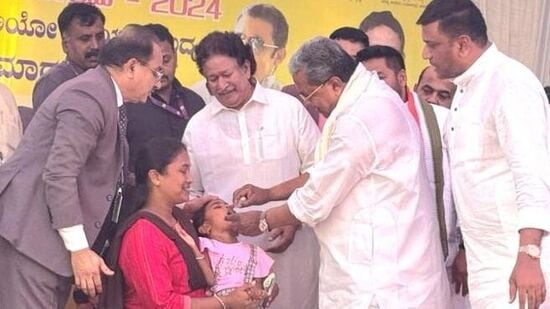 ವಿಜಯನಗರ ಜಿಲ್ಲೆ ಹೊಸಪೇಟೆಯಲ್ಲಿ ಮುಖ್ಯಮಂತ್ರಿ ಸಿದ್ದರಾಮಯ್ಯ ಅವರು ಮಗುವಿಗೆ ಪೋಲಿಯೋ ಹನಿ ಹಾಕುವ ಮೂಲಕ ಅಭಿಯಾನಕ್ಕೆ ಚಾಲನೆ ನೀಡಿದರು,.