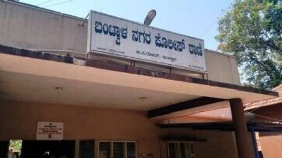 ಗೋಡೌನ್ನಲ್ಲಿ ಪಡಿತರ ಅಕ್ಕಿ ಕಳವು ಪ್ರಕರಣ ಸಂಬಂಧ ಇಬ್ಬರು ಆರೋಪಿಗಳನ್ನು ಪೊಲೀಸರು ಬಂಧಿಸಿದ್ದಾರೆ. ಬಂಟ್ವಾಳ ನಗರ ಪೊಲೀಸ್ ಠಾಣೆ. ಗೋಡೌನ್ನಲ್ಲಿ ಪಡಿತರ ಅಕ್ಕಿ ಕಳವು ಪ್ರಕರಣ ಸಂಬಂಧ ಇಬ್ಬರು ಆರೋಪಿಗಳನ್ನು ಪೊಲೀಸರು ಬಂಧಿಸಿದ್ದಾರೆ. ಬಂಟ್ವಾಳ ನಗರ ಪೊಲೀಸ್ ಠಾಣೆ.