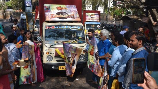 ನಾಯಕ ಅನಿರುದ್ದ್‌ ಜತ್ಕರ್‌, ನಾಯಕಿ ಅಶ್ವಿನಿ, ಹಿರಿಯ ನಟ ಸುಂದರ್‌ ರಾಜ್, ನಿರ್ದೇಶಕ ಹರಿಸಂತು, ಸಂಚಿಕೆ ನಿರ್ದೇಶಕ ಪ್ರಕಾಶ್ ಮುಚ್ಚಳಗುಡ್ಡ, ಛಾಯಾಗ್ರಾಹಕ ಶಿವರಾಜು.ಎಂ.ಆರ್ ಇತರರು ಪೂಜೆ ವೇಳೆ ಇದ್ದರು.&nbsp;