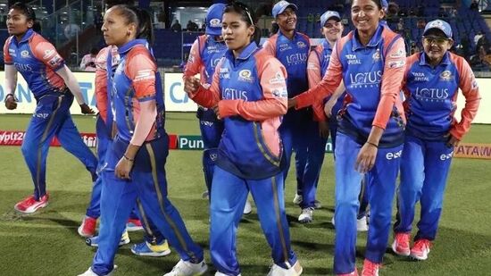 ಗಾಯದಿಂದ ಚೇತರಿಸಿಕೊಂಡ ನಂತರ ಹರ್ಮನ್​​ಪ್ರೀತ್ ಕೌರ್ ಅವರು ಡೆಲ್ಲಿ ಕ್ಯಾಪಿಟಲ್ಸ್ ವಿರುದ್ಧ ಪ್ಲೇಯಿಂಗ್ ಇಲೆವೆನ್​ಗೆ ಮರಳಿದರು. ಆದರೆ ನಾಯಕಿಯ ಉಪಸ್ಥಿತಿಯಲ್ಲಿ ಮುಂಬೈ ಇಂಡಿಯನ್ಸ್ ಸೋಲಬೇಕಾಯಿತು. ಮಂಗಳವಾರ (ಮಾರ್ಚ್ 5) ನಡೆದ ಪಂದ್ಯದಲ್ಲಿ ಮೆಗ್ ಲ್ಯಾನಿಂಗ್ ಪಡೆ 29 ರನ್ ಗಳಿಂದ ಜಯದ ನಗೆ ಬೀರಿತು.. 2024ರ ಮಹಿಳಾ ಪ್ರೀಮಿಯರ್ ಲೀಗ್​​​ನಲ್ಲಿ ಮುಂಬೈ ಇಂಡಿಯನ್ಸ್ ರನ್ ಚೇಸ್​​​ನಲ್ಲಿ ಸೋತಿರುವುದು ಇದೇ ಮೊದಲು.
