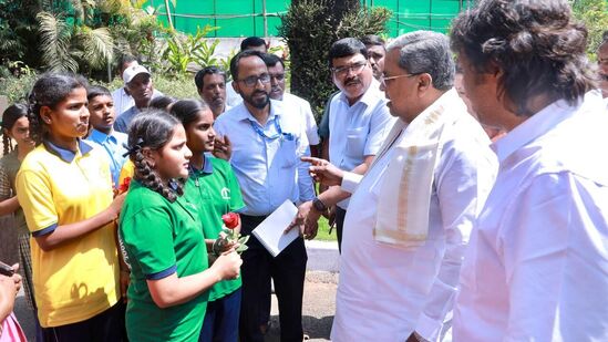 ಮುಖ್ಯಮಂತ್ರಿ ಸಿದ್ದರಾಮಯ್ಯ ಮತ್ತು ಶಿಕ್ಷಣ ಸಚಿವ ಮಧು ಬಂಗಾರಪ್ಪ ಅವರ ಕನಸಿನ ಕ್ರಾಂತಿಕಾರಕ ಯೋಜನೆಯಾದ ನಮ್ಮ ಶಾಲೆ ನಮ್ಮ ಜವಾಬ್ದಾರಿ- ಸರ್ಕಾರಿ ಶಾಲೆಗಳ ಅಭಿವೃದ್ಧಿ ಹಾಗೂ ಬಲವರ್ಧನೆ &nbsp;ಕಾರ್ಯಕ್ರಮಕ್ಕೆ ಮುಖ್ಯಮಂತ್ರಿ ಸಿದ್ದರಾಮಯ್ಯ ಅವರು ಗೃಹ ಕಚೇರಿ ಕೃಷ್ಣಾದಲ್ಲಿ &nbsp;ಚಾಲನೆ ನೀಡಿದರು. ಈ ವೇಳೆ ತಾವು ಓದಿದ ಕುಪ್ಪೇಗಾಲ ಶಾಲೆ ಮಕ್ಕಳೊಂದಿಗೆ ಸಿದ್ದರಾಮಯ್ಯ ಕೆಲ ಕ್ಷಣ ಕಳೆದರು
