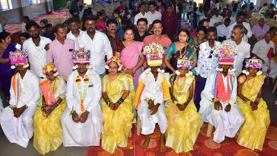 ಇನ್ನೊಂದು ಕಡೆ ವಿಷ್ಣು ಅಭಿಮಾನಿಗಳು ಸಮಾಜಮುಖಿ ಕೆಲಸಗಳಲ್ಲಿ ತಮ್ಮನ್ನ ತಾವು ತೊಡಗಿಸಿಕೊಂಡಿದ್ದಾರೆ. ಈಗ ದಾದಾ ಅಭಿಮಾನಿಗಳು ಮಾಡಿದ ಒಂದು ಕಾರ್ಯ ವಿಶೇಷ ದಾಖಲೆಯನ್ನು ಬರೆದಿದೆ. ಇದುವರೆಗೂ ಯಾವ ನಟರ ಅಭಿಮಾನಿಗಳು ಮಾಡದ ಕೆಲಸವನ್ನ ದಾದಾ ಅಭಿಮಾನಿಗಳು ಮಾಡಿದ್ದಾರೆ.