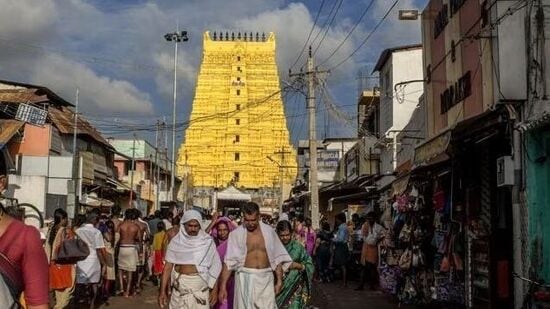 ರಾಮೇಶ್ವರಂ, ತಮಿಳುನಾಡು: ಹಿಂದೂಗಳ ಪವಿತ್ರ ಕ್ರೇತ್ರಗಳಲ್ಲಿ ತಮಿಳುನಾಡಿನ ರಾಮೇಶ್ವರಂ ಕೂಡಾ ಒಂದು. ರಮನಾಥಪುರಂ ಜಿಲ್ಲಿಯಲ್ಲಿರುವ ಶಿವನ ಈ ದೇವಸ್ಥಾನವು ದ್ವಾದಶ ಜ್ಯೋತಿರ್ಲಿಂಗಗಳಲ್ಲಿ ಒಂದೆಂದು ಪರಿಗಣಿಸಲಾಗಿದೆ. ಉತ್ತರದಲ್ಲಿ ಕಾಶಿಗೆ ಎಷ್ಟು ಮಹತ್ವವಿದೆಯೋ ದಕ್ಷಿಣದಲ್ಲಿ ರಾಮೇಶ್ವರಂಗೆ ಅಷ್ಟೇ ಮಹತ್ವವಿದೆ. ಸಮುದ್ರದ ಮೇಲೆ ಸೇತುವೆಯನ್ನು ನಿರ್ಮಿಸುವ ಮೊದಲು ಶ್ರೀ ರಾಮನು ಇಲ್ಲಿ ಶಿವಲಿಂಗವನ್ನು ಸ್ಥಾಪಿಸಿ ಅದಕ್ಕೆ ಪೂಜೆ ಸಲ್ಲಿದನು ಎಂದು ಹೇಳಲಾಗುತ್ತದೆ. ಅದಕ್ಕಾಗಿಯೇ ಈ ದೇವಸ್ಥಾನವನ್ನು ರಾಮೇಶ್ವರಂ ಎಂದು ಕರೆಯುತ್ತಾರೆ.