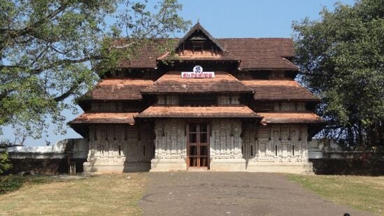 ವಡಕ್ಕುನಾಥನ್‌, ಕೇರಳ: ಹಿಂದೂಗಳ ಪುರಾತನ ಶಿವನ ದೇವಾಲಯಗಳಲ್ಲಿ ಕೇರಳದ ವಡಕ್ಕುನಾಥನ್‌ ಒಂದಾಗಿದೆ. ಇದು ಕೇರಳದ ತ್ರಿಶ್ಯೂರ್‌ನಲ್ಲಿದೆ. ಇದು ಪರುಶುರಾಮನ ಸೃಷ್ಟಿ ಎಂದು ಹೇಳಲಾಗುತ್ತದೆ. ಈ ದೇವಸ್ಥಾನದಲ್ಲಿ ಕೇರಳದ ಶಿಲ್ಪಕಲೆಯನ್ನು ಕಾಣಬಹುದಾಗಿದೆ. ಇಲ್ಲಿ ಶಿವನ ಜೊತೆಗೆ ಮಾತೆ ಪಾರ್ವತಿ, ಗಣೇಶ, ಶಂಕರನಾರಾಯಣ ಮತ್ತು ಶ್ರೀರಾಮನು ನೆಲೆಸಿದ್ದಾನೆ.