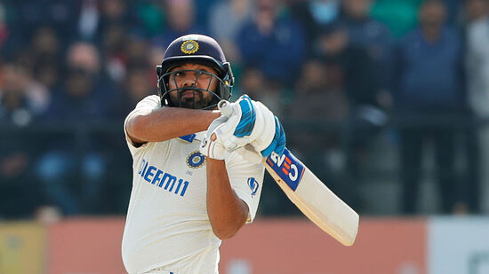 ಧರ್ಮಶಾಲಾ ಟೆಸ್ಟ್‌ನ ಮೊದಲ ದಿನದಂದು ರೋಹಿತ್ ಶರ್ಮಾ ಎರಡು ಸಿಕ್ಸರ್‌ ಬಾರಿಸುವ ಮೂಲಕ ವಿಶ್ವ ಟೆಸ್ಟ್ ಚಾಂಪಿಯನ್‌ಶಿಪ್ ಇತಿಹಾಸದಲ್ಲಿ ಸಿಕ್ಸರ್‌ಗಳ ಅರ್ಧಶತಕ ಪೂರೈಸಿದರು. ವಿಶ್ವ ಟೆಸ್ಟ್ ಚಾಂಪಿಯನ್ಶಿಪ್ನಲ್ಲಿ 50 ಸಿಕ್ಸರ್‌ ಸಿಡಿಸಿದ ಮೊದಲ ಭಾರತೀಯ ಕ್ರಿಕೆಟಿಗ ಎಂಬ ಹೆಗ್ಗಳಿಕೆಗೆ ಪಾತ್ರರಾದರು. ಈ ದಾಖಲೆ ಮಾಡಿದ ವಿಶ್ವದ ಎರಡನೇ ಕ್ರಿಕೆಟಿಗ. ರೋಹಿತ್ ಪ್ರಸ್ತುತ ಟೆಸ್ಟ್ ಚಾಂಪಿಯನ್‌ಶಿಪ್‌ನಲ್ಲಿ &nbsp;52 ಸಿಕ್ಸರ್‌ ಸಿಡಿಸಿದ್ದಾರೆ. ಡಬ್ಲ್ಯೂಟಿಸಿಯಲ್ಲಿ 32 ಪಂದ್ಯಗಳಲ್ಲಿ 54 ಇನ್ನಿಂಗ್ಸ್‌ಗಳಲ್ಲಿ ಭಾರತೀಯ ನಾಯಕ ಈ ಸಾಧನೆ ಮಾಡಿದ್ದಾರೆ.