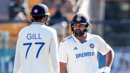 ಇಂಗ್ಲೆಂಡ್ ವಿರುದ್ಧದ 5ನೇ ಹಾಗೂ ಅಂತಿಮ ಟೆಸ್ಟ್ ಪಂದ್ಯದಲ್ಲಿ ಟೀಂ ಇಂಡಿಯಾ ನಾಯಕ ರೋಹಿತ್ ಶರ್ಮಾ ಶತಕ ಬಾರಿಸಿ ಎರಡು ದಾಖಲೆ ಬರೆದಿದ್ದಾರೆ. ರೋಹಿತ್ 154 ಎಸೆತಗಳಲ್ಲಿ 13 ಬೌಂಡರಿ ಮತ್ತು 3 ಸಿಕ್ಸರ್ ಸೇರಿದಂತೆ 103 ರನ್​ ಗಳಿಸಿದ್ದಾರೆ.