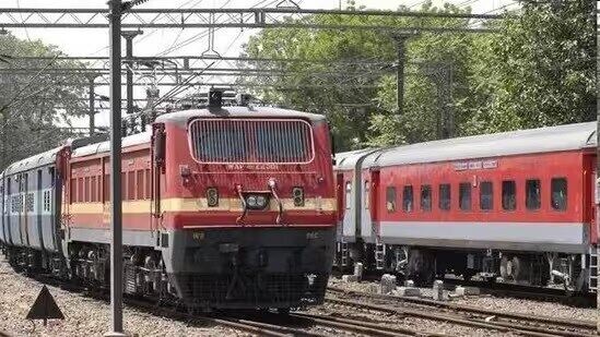 ಎಲ್‌ಟಿಟಿ ಸಿಬಿಇ ಎಕ್ಸ್‌ಪ್ರೆಸ್ (11013), ಉದ್ಯಾನ್ ಎಕ್ಸ್‌ಪ್ರೆಸ್ (11301), ಹಾಸನ್ ಎಕ್ಸ್‌ಪ್ರೆಸ್ (11311), ಕರ್ನಾಟಕ ಎಕ್ಸ್‌ಪ್ರೆಸ್ (12628), ಬಸವ ಎಕ್ಸ್‌ಪ್ರೆಸ್ (17308) ಸೇರಿದಂತೆ ಪ್ರತಿನಿತ್ಯ 9 ರೈಲುಗಳು ಕಲಬುರಗಿ-ಬೆಂಗಳೂರು ನಡುವೆ ಸಂಚಾರ ಮಾಡುತ್ತಿವೆ.