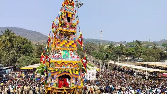 ಚಾಮರಾಜನಗರದಲ್ಲಿ ಶಿವರಾತ್ರಿ ರಥೋತ್ಸವ ಜನಜನಿತ. ಅಮಾವಾಸ್ಯೆಯ ಮರು ದಿನ ಮಲೈಮಹದೇಶ್ವರ ಮೂರ್ತಿಯನ್ನು ರಥದಲ್ಲಿ ಇಟ್ಟು ಎಳೆಯಲಾಗುತ್ತದೆ. ಈ ಬಾರಿ ಸೋಮವಾರ ಬೆಳಗ್ಗೆಯೇ ರಥೋತ್ಸವ ಸಡಗರ, ಸಂಭ್ರಮದಿಂದ ಜರುಗಿತು.&nbsp;