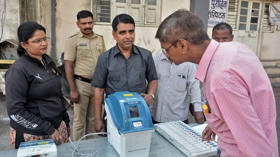 ಮತಗಟ್ಟೆ ಸಿಬ್ಬಂದಿಗಳು ಮತದಾರರ ಗುರುತಿನ ಚೀಟಿಯನ್ನು ಗಮನಿಸಿ ದೃಢೀಕರಿಸಿದ ನಂತರ ಮತದಾರರು ಇವಿಎಂ ಮೂಲಕ ಒಟು ಚಲಾಯಿಸಬಹುದು. ಅಭ್ಯರ್ಥಿಗಳ ಹೆಸರು, ಚಿಹ್ನೆ ಪಕ್ಕದಲ್ಲಿರುವ ನೀಲಿ ಸ್ವಿಚ್‌ ಒತ್ತಿದರೆ ನಿಮ್ಮ ಮತದಾನ ಮುಗಿದಂತೆ. ನಂತರ ಅದು ವಿವಿ ಪ್ಯಾಟ್‌ನಲ್ಲಿ ಸುರಕ್ಷಿತವಾಗಿರುತ್ತದೆ.&nbsp;