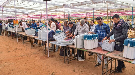 ವಿವಿ ಪ್ಯಾಟ್‌ (VV Pat) ಎಂದರೆ, ಇವಿಎಂ ಪಕ್ಕದಲ್ಲಿ ಬಾಕ್ಸ್‌ ಆಕಾರದಲ್ಲಿರುವ ಮತ್ತೊಂದು ಮತಯಂತ್ರ. ವೋಟರ್‌ ವೆರಿಯಬಲ್‌ ಪೇಪರ್‌ ಆಡಿಟ್‌ ಟ್ರಯಲ್‌ ಅನ್ನೋದು ಇದರ ವಿಸ್ಕೃತ ರೂಪ.