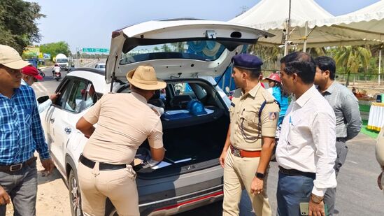 ಬೆಂಗಳೂರು ಮೈಸೂರು ಹೆದ್ದಾರಿ ವ್ಯಾಪ್ತಿಯಲ್ಲಿ ಸಂಚರಿಸುವ ವಾಹನಗಳ ತಪಾಸಣೆಯನ್ನು ಲೋಕಸಭೆ ಚುನಾವಣೆ ಹಿನ್ನೆಲೆಯಲ್ಲಿ ಹೆಚ್ಚಿಸಲಾಗಿದೆ. ಅಕ್ರಮ ಹಣ, ಉಡುಗೊರೆ, ಮದ್ಯ ಸಾಗಣೆ ಮೇಲೆ ನಿಗಾ ಇರಿಸಲಾಗಿದೆ.