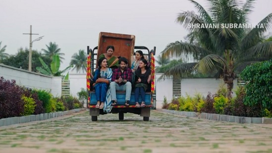 ಸೀರಿಯಲ್‌ ವೀಕ್ಷಕರು ಯಾವುದಾದರೂ ಒಂದು ಅಥವಾ ಸೀರಿಯಲ್‌ಗಳನ್ನು ಪ್ರತಿನಿತ್ಯ ತಪ್ಪದೇ ನೋಡುವ ಅಭ್ಯಾಸ ಬೆಳೆಸಿಕೊಂಡಿರಬಹುದು. ಪ್ರತಿನಿತ್ಯ ಈ ರೀತಿ ವೀಕ್ಷಿಸುವ ಸೀರಿಯಲ್‌ಗಾಗಿ ಸಮಯದ ಹೊಂದಾಣಿಕೆಯನ್ನೂ ಮಾಡಿರಬಹುದು. ಅಂದರೆ, ರಾತ್ರಿ ಎಲ್ಲರ ಊಟವಾದ ಬಳಿಕ ಸೀರಿಯಲ್‌ ನೋಡಬಹುದು. ರಾತ್ರಿ ಊಟ ಮಾಡುತ್ತ ಸೀರಿಯಲ್‌ ನೋಡಬಹುದು. ಇನ್ನಿತರ ಕೆಲಸ ಮುಗಿಸಿ ಸೀರಿಯಲ್‌ ನೋಡಬಹುದು.