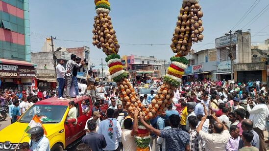 ಶಿವಮೊಗ್ಗ ಜಿಲ್ಲೆಯ ಕೈಗಾರಿಕಾ ನಗರಿ ಭದ್ರಾವತಿಗೆ ಗೀತಾ ಹಾಗೂ ಶಿವರಾಜಕುಮಾರ್‌ ಅವರು ಆಗಮಿಸಿದಾಗ ಕೊಬ್ಬರಿ ಹಾರದೊಂದಿಗೆ ಅವರನ್ನು ಬರ ಮಾಡಿಕೊಳ್ಳಲಾಯಿತು.