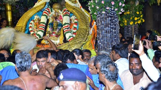 ಮೊದಲ ಬಾರಿಗೆ ಗೆದ್ದಿರುವ ಮೇಲುಕೋಟೆ ಶಾಸಕ ಹಾಗೂ ಸರ್ವೋದಯ ಪಕ್ಷದ ನಾಯಕ ದರ್ಶನ್‌ ಪುಟ್ಟಣ್ಣಯ್ಯ ಅವರು ವೈರಮುಡಿ ಮೆರವಣಿಗೆಗೆ ಹೆಗಲು ಕೊಟ್ಟರು. ಇವರೊಂದಿಗೆ ಹಲವು ನಾಯಕರು ಜತೆಯಾದರು.