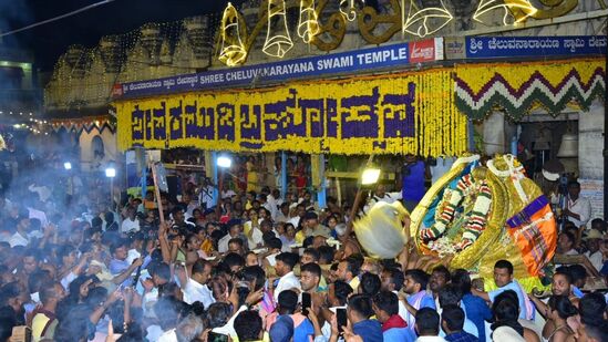 ಮೇಲುಕೋಟೆಯ ದೇಗುಲದಲ್ಲಿ ನಿತ್ಯರಾಧನೆ, ಯಾಗಶಾಲೆಯಲ್ಲಿ ಶ್ರೀದೇವಿ ಭೂದೇವಿ ಸಮೇತ ಗರುಡಾರೂಢನಾದ ಚೆಲುವ ನಾರಾಯಣ ಸ್ವಾಮಿಗೆ ವೈರಮುಡಿ ಕಿರೀಟ ಧಾರಣೆ ಮಾಡಲಾಯಿತು. ನಂತರ ಚೆಲುವ ನಾರಾಯಣ ಸ್ವಾಮಿಗೆ ವಿಶೇಷ ಪೂಜೆ ಸಲ್ಲಿಸಿ ಬ್ರಹ್ಮೋತ್ಸವಕ್ಕೆ ಚಾಲನೆ ನೀಡಲಾಯಿತು. ದೇಗುಲದ ಬಳಿ ಉತ್ಸವ ಬಂದಾಗ ಜಯಘೋಷ ಜೋರಾಗಿತ್ತು.