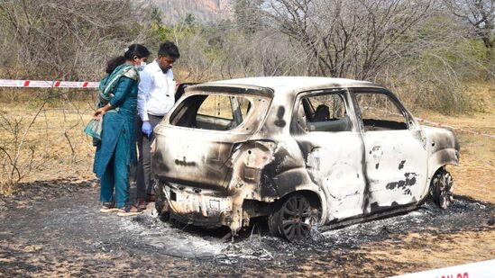 ಸುಟ್ಟ ಕಾರಿನ ಪರಿಶೀಲನೆ ನಡೆಸುತ್ತಿರುವ ತುಮಕೂರು ಪೊಲೀಸರು.