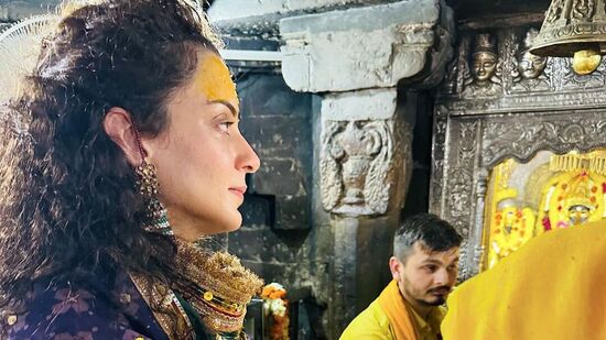 ಬಾಲಿವುಡ್ ನಟಿ ಕಂಗನಾ ರನೌತ್ ಇಂದು ತಮ್ಮ 37ನೇ ಹುಟ್ಟುಹಬ್ಬವನ್ನು ವಿಶೇಷವಾಗಿ ಆಚರಿಸಿಕೊಂಡಿದ್ದಾರೆ. ದೇವಾಲಯಗಳಿಗೆ ಭೇಟಿ ನೀಡಿ ಬರ್ತ್‌ಡೇ ದಿನವನ್ನು ಅರ್ಥಪೂರ್ಣವಾಗಿಸಿದ್ದಾರೆ.