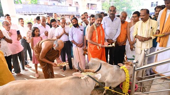 ಪೇಜಾವರ ಮಠಾಧೀಶರಾದ ವಿಶ್ವಪ್ರಸನ್ನತೀರ್ಥ ಶ್ರೀಪಾದರು ಗುರುವಂದನೆ ಸ್ವೀಕಾರಕ್ಕೂ ಮುನ್ನ ಗೋವುಗಳಿಗೆ ಪೂಜೆ ಸಲ್ಲಿಸಿದ್ದಾರೆ.