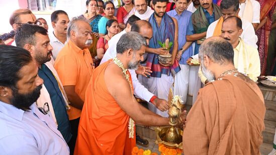 ಉಡುಪಿಯ ಅದಮಾರು ಮಠ ಮತ್ತು ಶ್ರೀ ಕೃಷ್ಣಸೇವಾ ಬಳಗ ಇವರ ವತಿಯಿಂದ &nbsp;ನಡೆದ &nbsp; ವಿಶ್ವಾರ್ಪಣಮ್ ಕಾರ್ಯಕ್ರಮದಲ್ಲಿ ಪೇಜಾವರ ಮಠಾಧೀಶರಾದ ವಿಶ್ವಪ್ರಸನ್ನತೀರ್ಥ ಶ್ರೀಪಾದರಿಗೆ ಗುರುವಂದನೆ ಸಲ್ಲಿಸಲಾಯಿತು.ಅದಮಾರು ಮಠಾಧೀಶರಾದ ಈಶಪ್ರಿಯತೀರ್ಥ ಶ್ರೀಪಾದರು ಉಪಸ್ಥಿತಿ ಇದ್ದರು.