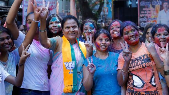 ದಾವಣಗೆರೆಯಲ್ಲಿ ಕಾಲೇಜು ವಿದ್ಯಾರ್ಥಿಗಳ ಹೋಳಿ ಕಲರವ ಜೋರು. ಅವರ ಉತ್ಸಾಹದೊಂದಿಗೆ ಜತೆಯಾದವರು ಲೋಕಸಭೆ ಚುನಾವಣೆಯಲ್ಲಿ ಬಿಜೆಪಿ ಅಭ್ಯರ್ಥಿಯಾಗಿರುವ ಗಾಯತ್ರಿ ಸಿದ್ದೇಶ್ವರ್.‌