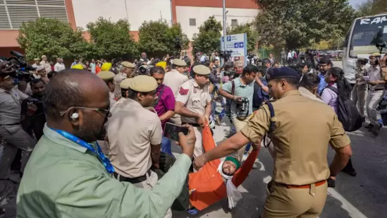 ದೆಹಲಿಯಲ್ಲಿ ಪ್ರತಿಭಟಿಸಿದ ಆಪ್‌ ಕಾರ್ಯಕರ್ತರನ್ನು ಪೊಲೀಸರು ವಶಕ್ಕೆ ಪಡೆದರು.