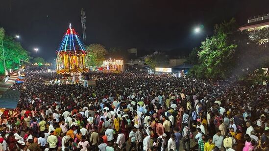 ಕರ್ನಾಟಕ ಮಾತ್ರವಲ್ಲದೇ ನಾನಾ ಭಾಗಗಳಿಂದಲೂ ಆಗಮಿಸಿದ್ದ ಭಕ್ತರ ಜಯಘೋಷಗಳ ನಡುವೆ ಆದಿಚುಂಚನಗಿರಿ ಶ್ರೀ ಕ್ಷೇತ್ರದಲ್ಲಿ ಕಾಲಭೈರವೇಶ್ವರ ಸ್ವಾಮಿ ಜಾತ್ರಾ ಮಹೋತ್ಸವವು ಸಡಗರದಿಂದ ನೆರವೇರಿತು.