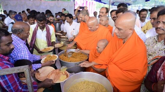 ಆದಿಚುಂಚನಗಿರಿ ಜಾತ್ರಾ ಮಹೋತ್ಸವಕ್ಕೆ ಆಗಮಿಸುವ ಭಕ್ತರಿಗಾಗಿ ದಾಸೋಹವನ್ನು ಅರಿಶಿನಕುಂಟೆ ರಾಜಮ್ಮ ಮತ್ತು ರಾಮಕೃಷ್ಣಪ್ಪ ಕುಟುಂಬದವರು ಹಾಗೂ ಶ್ರೀ ಕಾಲಭೈರವೇಶ್ವರ ಜಾತ್ರಾ ಮಹೋತ್ಸವ ಅನ್ನಸಂತರ್ಪಣಾ ಸೇವಾ ಟ್ರಸ್ಟ್ ವತಿಯಿಂದ* ಆಯೋಜಿಸಲಾಗಿರುವ ಪ್ರಸಾದ ವಿತರಣೆಯನ್ನು ಡಾ.ನಿರ್ಮಲಾನಂದನಾಥ ಸ್ವಾಮೀಜಿಯವರು* ಭಕ್ತರಿಗೆ ಪ್ರಸಾದ ವಿತರಿಸಿ ಚಾಲನೆ ನೀಡಿದರು.