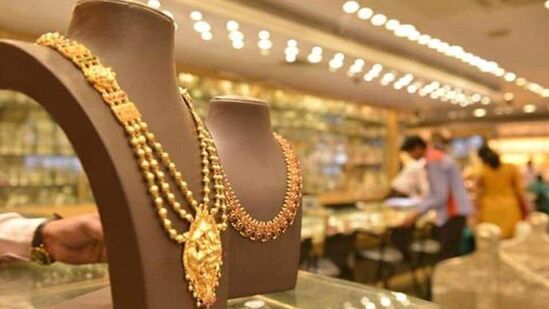 Gold Price Today December 19: ಚಿನ್ನದ ದರ ತಟಸ್ಥ, ಕರ್ನಾಟಕದ ಚಿನ್ನದಂಗಡಿಗಳಲ್ಲಿ ಇಂದಿನ ಚಿನ್ನ ಮತ್ತು ಬೆಳ್ಳಿ ದರವೆಷ್ಟು? Gold Price Today December 19: ಚಿನ್ನದ ದರ ತಟಸ್ಥ, ಕರ್ನಾಟಕದ ಚಿನ್ನದಂಗಡಿಗಳಲ್ಲಿ ಇಂದಿನ ಚಿನ್ನ ಮತ್ತು ಬೆಳ್ಳಿ ದರವೆಷ್ಟು?
