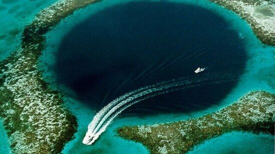 ದಿ ಗ್ರೇಟ್ ಬ್ಲೂ ಹೋಲ್, ಬೆಲೀಜ್: ಇದು ಬೆಲೀಜ್ ಕರಾವಳಿಯಲ್ಲಿರುವ ವಿಸ್ಮಯಕಾರಿ ತಾಣವಾಗಿದೆ. ಸಮುದ್ರ ಮಧ್ಯೆ ನೀಲಿ ನೀರಿನ ಹೊಂಡಗಳಿರುವುದನ್ನು ಇಲ್ಲಿ ಕಾಣಬಹುದಾಗಿದೆ. 15000 ವರ್ಷಗಳ ಹಿಂದೆ ಈ ಕುಳಿಗಳು ಉಂಟಾಗಿದೆ ಎಂದು ಹೇಳಲಾಗುತ್ತದೆ. ಇದು ಕೂಡ ವಿಶ್ವ ಪಾರಂಪರಿಕ ತಾಣಗಳ ಪಟ್ಟಿಯಲ್ಲಿ ಹೆಸರು ಗಳಿಸಿದೆ.&nbsp;