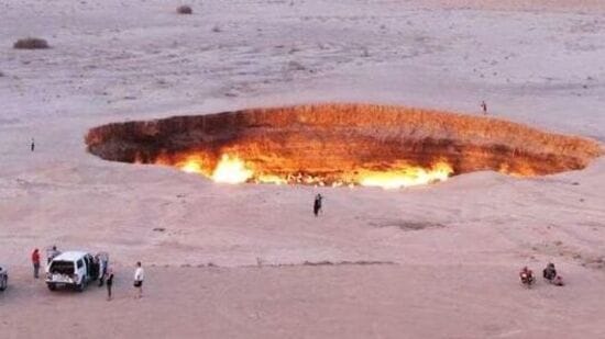 ನರಕದ ಬಾಗಿಲು, ತುರ್ಕಮೆನಿಸ್ತಾನ್: ಕರಕುಮ್ ಮರುಭೂಮಿಯಲ್ಲಿರುವ ದರ್ವಾಜಾ ಗ್ಯಾಸ್ ಕ್ರೇಟರ್ ಅನ್ನು 'ನರಕದ ಬಾಗಿಲು' ಎಂದು ಕರೆಯಲಾಗುತ್ತದೆ. ಇಲ್ಲಿ ನಾಲ್ಕು ದಶಕಗಳಿಂದ ನಿರಂತರವಾಗಿ ಉರಿಯುತ್ತಿರುವ ಕುಳಿಗಳು, ಪ್ರಜ್ವಲಿಸುತ್ತಿರುವ ಜ್ವಾಲೆಗಳನ್ನ ಕಾಣಬಹುದಾಗಿದೆ.&nbsp;