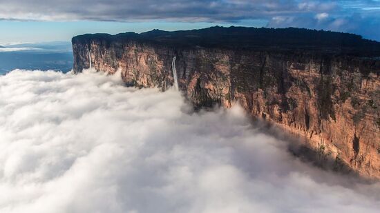 ಮೌಂಟ್ ರೋರೈಮಾ, ವೆನೆಜುವೆಲಾ: ಇದು ವಿಲಕ್ಷಣ ಬೆಟ್ಟಗಳನ್ನು ಹೊಂದಿರುವ ಪ್ರದೇಶವಾಗಿದ್ದು, ಬೆಟ್ಟಗಳ ಬುಡದಲ್ಲಿ ಹಿಮ ಹರಡಿರುತ್ತದೆ. ಇಲ್ಲಿನ ಪ್ರಕೃತಿ ವಿಸ್ಮಯವು ನಿಮ್ಮನ್ನು ಬೆರಗುಗೊಳಿಸುವುದರಲ್ಲಿ ಅನುಮಾನವಿಲ್ಲ.&nbsp;