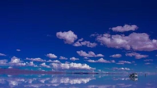 ಸಲಾರ್ ಡಿ ಯುಯುನಿ, ಬೊಲಿವಿಯಾ: ಇದು ಜಗತ್ತಿನ ಅತಿ ದೊಡ್ಡ ಉಪ್ಪು ನೀರಿನ ಸರೋವರ. 10000 ಚದರ ಕಿಲೋಮೀಟರ್‌ ವಿಸ್ತೀರ್ಣ ಹೊಂದಿರುವ ಈ ಪ್ರದೇಶವು ಸಮುದ್ರ ಮಟ್ಟದಿಂದ 3,656 ಮೀಟರ್‌ ಎತ್ತರದಲ್ಲಿದೆ. ಇಲ್ಲಿ 40 ಸಾವಿರ ವರ್ಷಗಳ ಹಿಂದಿನ ಸರೋವರ ಆವಿಯಾಗಿ ಉಪ್ಪು ನೀರಿನ ಮಂಜುಗಡ್ಡೆಯಾಗಿದೆ ಎನ್ನಲಾಗುತ್ತದೆ.&nbsp;