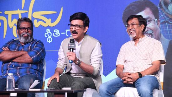 ಕರ್ನಾಟಕ ಚಲನಚಿತ್ರ ಪತ್ರಕರ್ತರ ಸಂಘ ಆಯೋಜಿಸಿದ್ದ ಸಿನಿಮಾ ಮಾಧ್ಯಮ ಸ್ಥಿತಿಗತಿ ವಿಚಾರ ಸಂಕಿರಣ ಮತ್ತು ಸಂಘದ ಸದಸ್ಯರಿಗೆ ಗುರುತಿನ ಚೀಟಿ ನೀಡುವ ಕಾರ್ಯಕ್ರಮದಲ್ಲಿ ಮಾತನಾಡಿದ ರಮೇಶ್ ಅರವಿಂದ್. ಹಿರಿಯ ಪತ್ರಕರ್ತ ಜೋಗಿ ಮತ್ತು ಹಿರಿಯ ನಿರ್ದೇಶಕ ಪಿ ಶೇಷಾದ್ರಿ ವೇದಿಕೆ ಮೇಲಿದ್ದರು. ಕರ್ನಾಟಕ ಚಲನಚಿತ್ರ ಪತ್ರಕರ್ತರ ಸಂಘ ಆಯೋಜಿಸಿದ್ದ ಸಿನಿಮಾ ಮಾಧ್ಯಮ ಸ್ಥಿತಿಗತಿ ವಿಚಾರ ಸಂಕಿರಣ ಮತ್ತು ಸಂಘದ ಸದಸ್ಯರಿಗೆ ಗುರುತಿನ ಚೀಟಿ ನೀಡುವ ಕಾರ್ಯಕ್ರಮದಲ್ಲಿ ಮಾತನಾಡಿದ ರಮೇಶ್ ಅರವಿಂದ್. ಹಿರಿಯ ಪತ್ರಕರ್ತ ಜೋಗಿ ಮತ್ತು ಹಿರಿಯ ನಿರ್ದೇಶಕ ಪಿ ಶೇಷಾದ್ರಿ ವೇದಿಕೆ ಮೇಲಿದ್ದರು.