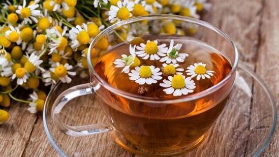 ಕ್ಯಾಮೊಮೈಲ್: ಇದು ನಿದ್ರಾಜನಕ ಗುಣಲಕ್ಷಣಗಳಿಂದ ಹೆಸರುವಾಸಿಯಾಗಿದೆ. ಕ್ಯಾಮೊಮೈಲ್ ಚಹಾ ಕುಡಿಯುವುದರಿಂದ ಮನಸ್ಸಿಗೆ ವಿಶ್ರಾಂತಿ ಸಿಗುತ್ತದೆ. ಇದು ನಿದ್ದೆಯ ಗುಣಮಟ್ಟವನ್ನು ಸುಧಾರಿಸುತ್ತದೆ. ರಾತ್ರಿ ಮಲಗುವ ಮುನ್ನ ಬೆಚ್ಚಗಿನ ಒಂದು ಕಪ್ ಕ್ಯಾಮೊಮೈಲ್ ಚಹಾ ಕುಡಿದು ಮಲಗಿ. ಕ್ಯಾಮೊಮೈಲ್: ಇದು ನಿದ್ರಾಜನಕ ಗುಣಲಕ್ಷಣಗಳಿಂದ ಹೆಸರುವಾಸಿಯಾಗಿದೆ. ಕ್ಯಾಮೊಮೈಲ್ ಚಹಾ ಕುಡಿಯುವುದರಿಂದ ಮನಸ್ಸಿಗೆ ವಿಶ್ರಾಂತಿ ಸಿಗುತ್ತದೆ. ಇದು ನಿದ್ದೆಯ ಗುಣಮಟ್ಟವನ್ನು ಸುಧಾರಿಸುತ್ತದೆ. ರಾತ್ರಿ ಮಲಗುವ ಮುನ್ನ ಬೆಚ್ಚಗಿನ ಒಂದು ಕಪ್ ಕ್ಯಾಮೊಮೈಲ್ ಚಹಾ ಕುಡಿದು ಮಲಗಿ. 