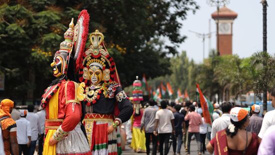 ಬುಧವಾರ ಬೆಳಿಗ್ಗೆ ಶರವು ಶ್ರೀ ಮಹಾಗಣಪತಿ ದೇವಸ್ಥಾನ, ಶ್ರೀ ಮಹಾಲಿಂಗೇಶ್ವರ ದೇವಸ್ಥಾನ, ಕಂಕನಾಡಿ ಶ್ರೀ ಬ್ತಹ್ಮಬೈದರ್ಕಳ ಗರೋಡಿಗೆ ತೆರಳಿ ವಿಶೇಷ ಪ್ರಾರ್ಥನೆ ಸಲ್ಲಿಸಿದರು. ನಂತರ ಕುದ್ರೋಳಿ ಶ್ರೀ ಗೋಕರ್ಣನಾಥೇಶ್ವರ ದೇವಸ್ಥಾನಕ್ಕೆ ಆಗಮಿಸಿ ವಿಶೇಷ ಅರ್ಚನೆ ಸಲ್ಲಿಸಿದ ಬಳಿಕ ಮೆರವಣಿಗೆಗೆ ಚಾಲನೆ ನೀಡಲಾಯಿತು.ಗೊಂಬೆ ಬಳಗ, ಚೆಂಡೆ, ಕೊಂಬು ಸಹಿತ ಮೆರವಣಿಗೆಯಲ್ಲಿ ಕಾರ್ಯಕರ್ತರು ಹೆಜ್ಜೆ ಹಾಕಿದರೆ ತೆರೆದ ವಾಹನದಲ್ಲಿ ಅಭ್ಯರ್ಥಿ ಪದ್ಮರಾಜ್ ಆರ್. ಮತ್ತು ನಾಯಕರು ಇದ್ದರು,&nbsp;