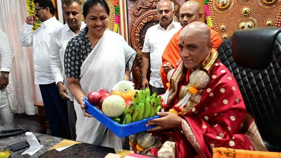 ಚುನಾವಣೆ ಮುನ್ನ ಬೆಂಗಳೂರಿನ ಆದಿಚುಂಚನಗಿರಿ ಮಠಕ್ಕೆ ಭೇಟಿ ನೀಡಿದ ಬೆಂಗಳೂರು ಉತ್ತರ ಕ್ಷೇತ್ರದ &nbsp;ಬಿಜೆಪಿ ಅಭ್ಯರ್ಥಿ ಶೋಭಾ ಕರಂದ್ಲಾಜೆ ಅವರು ಸ್ವಾಮೀಜಿ ಅವರನ್ನು ಗೌರವಿಸಿದರು.