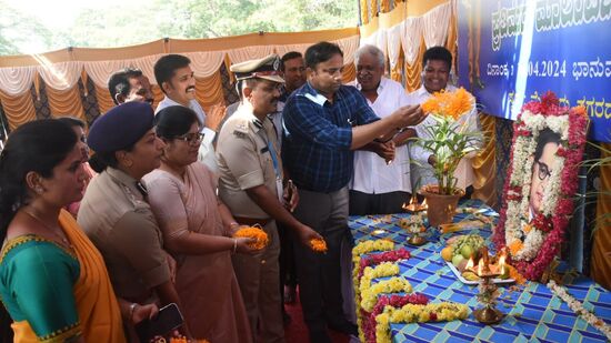 ಮೈಸೂರು ಜಿಲ್ಲಾಡಳಿತದಿಂದ ಪುರಭವನ ಎದುರಿನ ಡಾ.ಅಂಬೇಡ್ಕರ್‌ ಅವರ ಪ್ರತಿಮೆಗೆ ಮಾಲಾರ್ಪಣೆ ಸಲ್ಲಿಸಿ ನಂತರ ಅವರ ಭಾವಚಿತ್ರಕ್ಕೆ ಡಿಸಿ ಡಾ.ರಾಜೇಂದ್ರ, ಪೊಲೀಸ್‌ ಆಯುಕ್ತ ರಮೇಶ್‌ ಬಾನೋತ್‌, ಜಿಪಂ ಸಿಇಒ ಕೆ.ಎಂ.ಗಾಯತ್ರಿ, ಎಸ್ಪಿ ಸೀಮಾಲಾಟ್ಕರ್‌, ಪಾಲಿಕೆ ಆಯುಕ್ತೆ ಮಧು ಪುಷ್ಪ ನಮನ ಸಲ್ಲಿಸಿದರು.