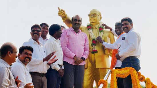 ಉಡುಪಿಯಲ್ಲಿ ಜಿಲ್ಲಾಡಳಿತ ಭವನ ಎದುರಿನ ಡಾ.ಅಂಬೇಡ್ಕರ್‌ ಪ್ರತಿಮೆಗೆ ವಿಧಾನಪರಿಷತ್‌ ಪ್ರತಿಪಕ್ಷ ನಾಯಕ ಕೋಟಾ ಶ್ರೀನಿವಾಸಪೂಜಾರಿ, ಶಾಸಕ ಯಶಪಾಲ ಸುವರ್ಣ ಮತ್ತತಿರರು ಪುಷ್ಪ ಮಾಲೆ ಸಲ್ಲಿಸಿದರು.