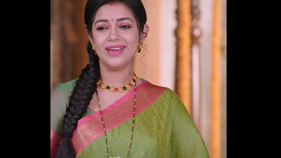 ಅದಕ್ಕೆ ಭೂಮಿಕಾ "ಇವರು ಎಲ್ಲರ ತರಹ ಅಲ್ಲ. ಸಾತ್ವಿಕರು. ನಮ್ಮ ಜೀವನದಲ್ಲಿ ನಡೆಯುವ ಘಟನೆಗಳನ್ನ ಹಾಗೆ ಕಣ್ಣಿಗೆ ಕಟ್ಟಿದ ಹಾಗೆ ಹೇಳ್ತಾರೆ" ಎಂದು ಹೇಳುತ್ತಾಳೆ ಭೂಮಿಕಾ.&nbsp;