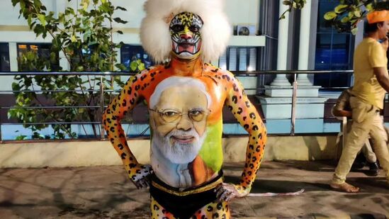 ಮಂಗಳೂರಿನಲ್ಲಿ ಲೋಕಸಭೆ ಚುನಾವಣೆ ರೋಡ್‌ ಶೋಗೆ ಬಂದ ಪ್ರಧಾನಿ ನರೇಂದ್ರ ಮೋದಿ ಸ್ವಾಗತಿಸಲು ಬಂದ ಸಾಂಪ್ರದಾಯಿಕ ಹುಲಿ ವೇಷ, ಕರಾವಳಿಯಲ್ಲಿ ಜನಪ್ರಿಯವಾಗಿದೆ ಈ ಕಲೆ.&nbsp;